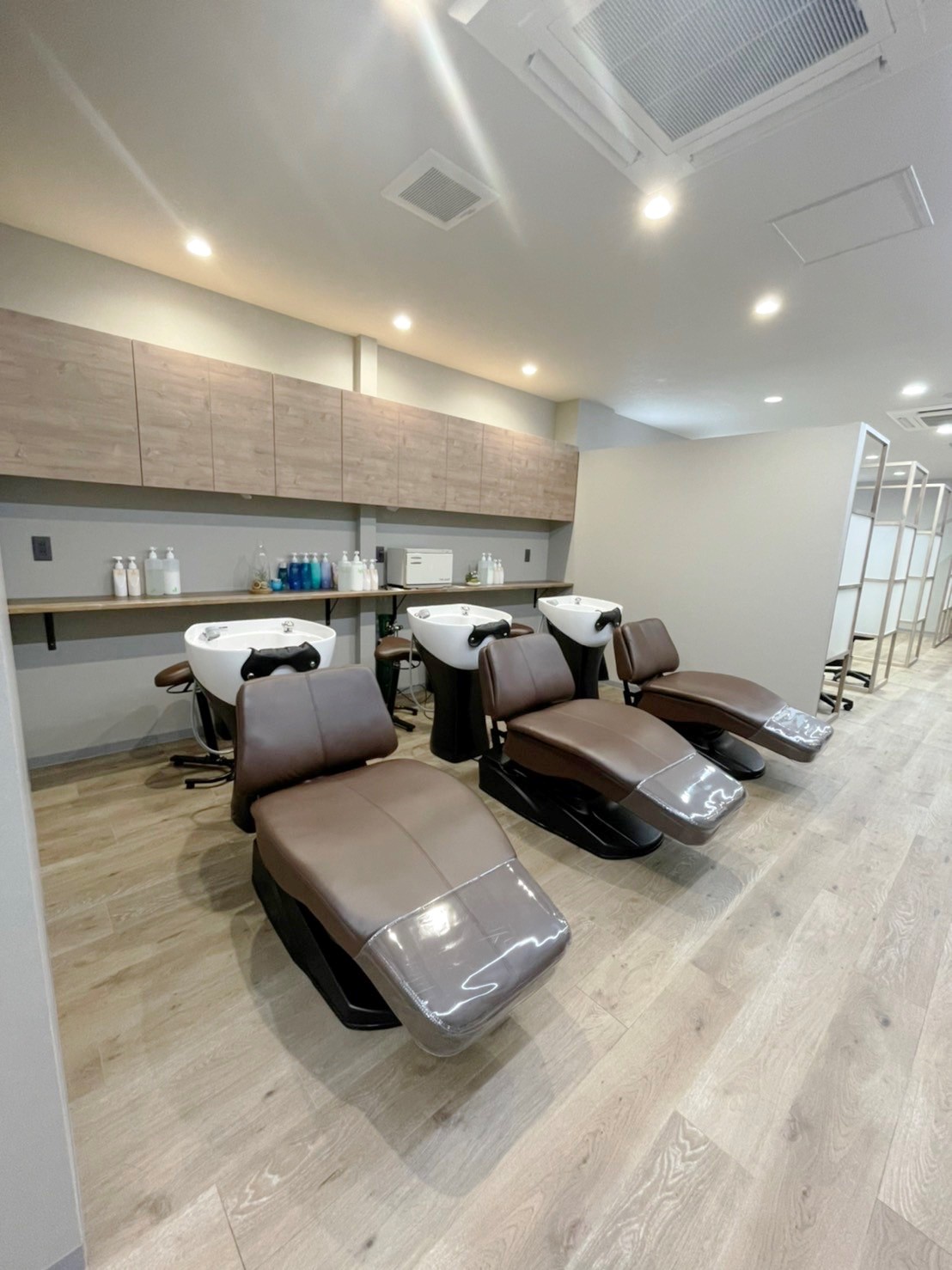 【本陣】◆最大30万円の最低保障給あり◆有名システムトリートメントをはじめ、幅広い薬剤のラインナップで単価UPを狙いやすい！完全マンツーマンでしっかりお客様と関われます！「cond.（コンド）」からスタイリスト（美容師）の求人☆★