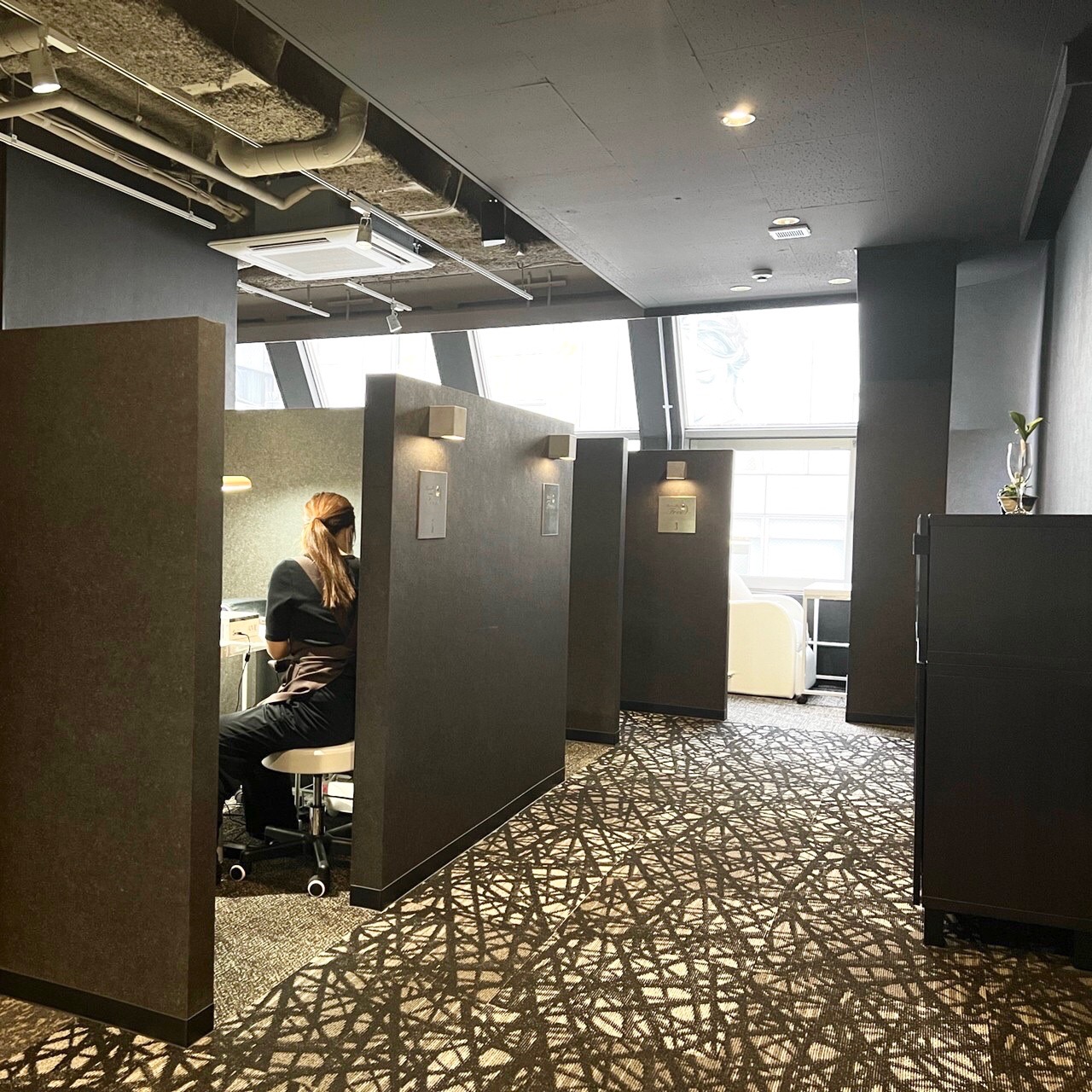 【天神】≪月8日休み・社会保険完備・育休産休制度（実績あり）・第1、第3日曜日が定休日・実働8時間≫プライベートも充実させながらメリハリをつけて働ける！！あなたの頑張りをしっかり評価します！デザインの幅広さが大人気なサロン「Unnails Free（アンネイルズフリー）」からネイリスト（ネイル）の求人☆☆