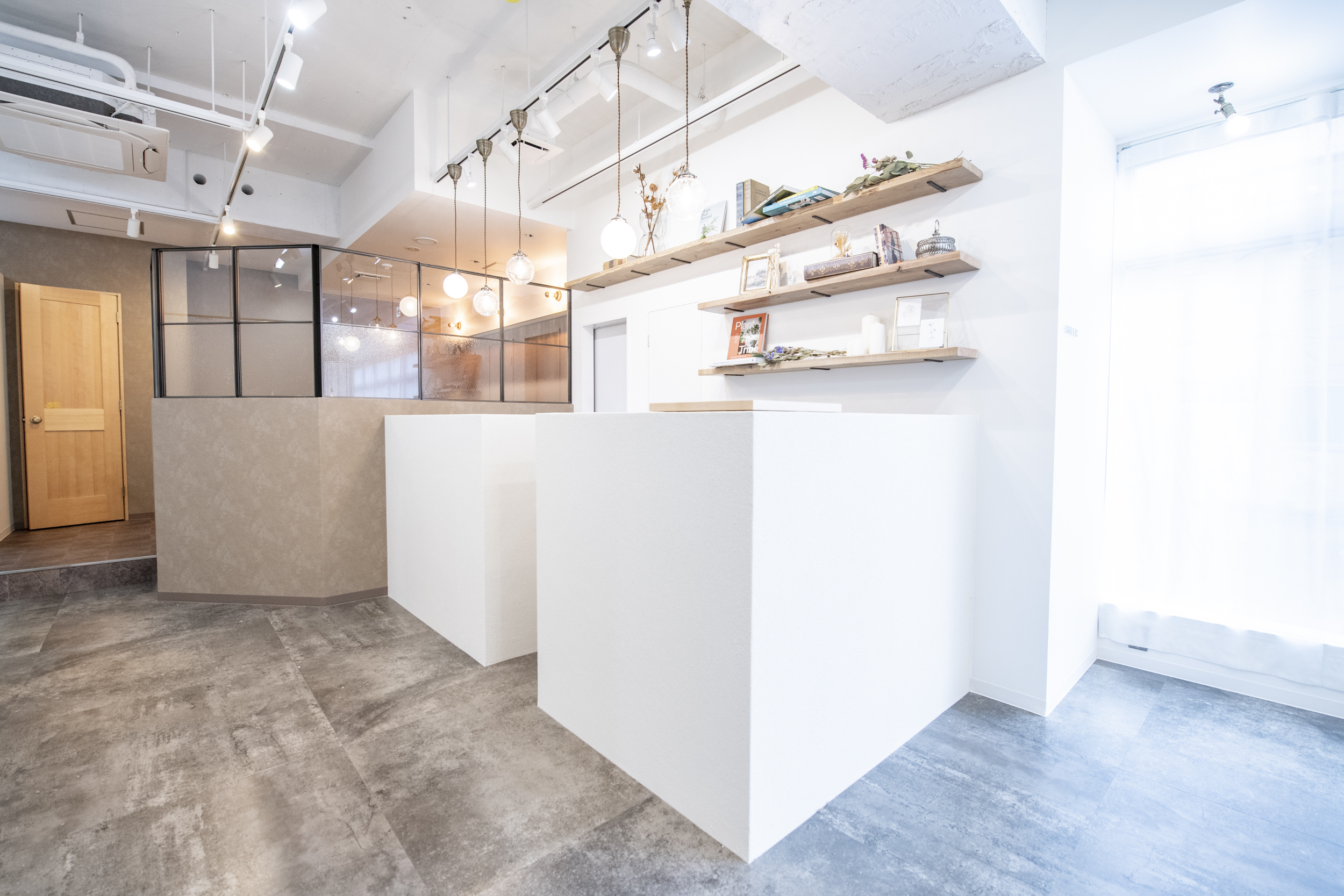 【新小岩】◆産休育休実績あり・有給取得率100％・19時までに退勤可能・社会保険完備◆半個室の店内で、ひとり一人のお客様としっかり向きえます。幅広い薬剤のラインナップも魅力の「SHEER 新小岩店（シアシンコイワテン）」からスタイリスト（美容師）の求人☆★