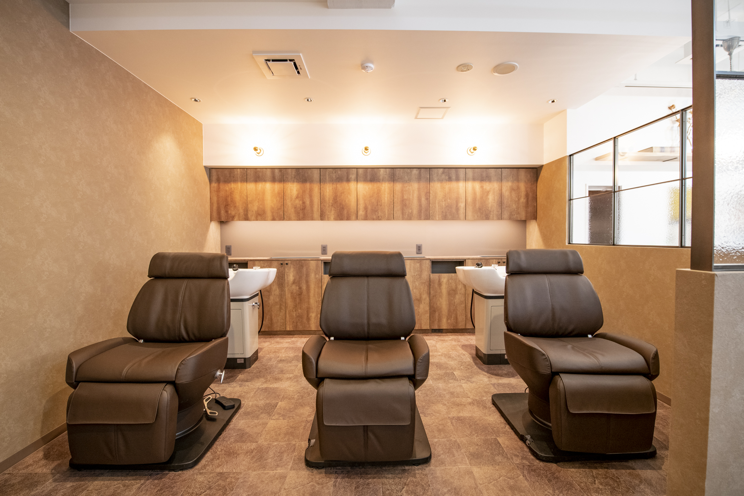 【新小岩】◆産休育休実績あり・有給取得率100％・19時までに退勤可能・社会保険完備◆半個室の店内で、ひとり一人のお客様としっかり向きえます。幅広い薬剤のラインナップも魅力の「SHEER 新小岩店（シアシンコイワテン）」からスタイリスト（美容師）の求人☆★