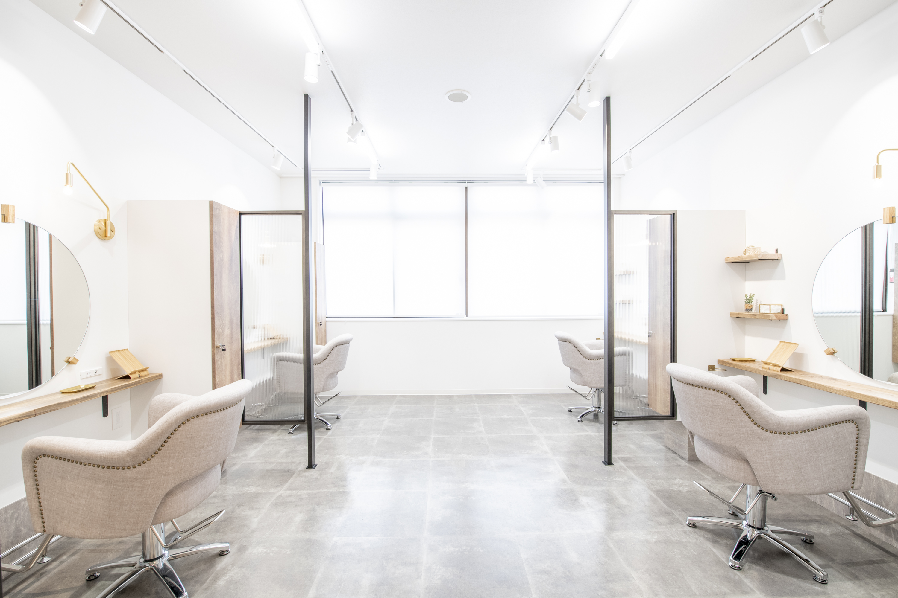 【新越谷】◆産休育休実績あり・有給取得率100％・19時までに退勤可能・社会保険完備◆半個室の店内で、ひとり一人のお客様としっかり向きえます。幅広い薬剤のラインナップも人気の秘訣「SHEER 新越谷店（シアシコシガヤテン）」からスタイリスト（美容師）の求人☆★