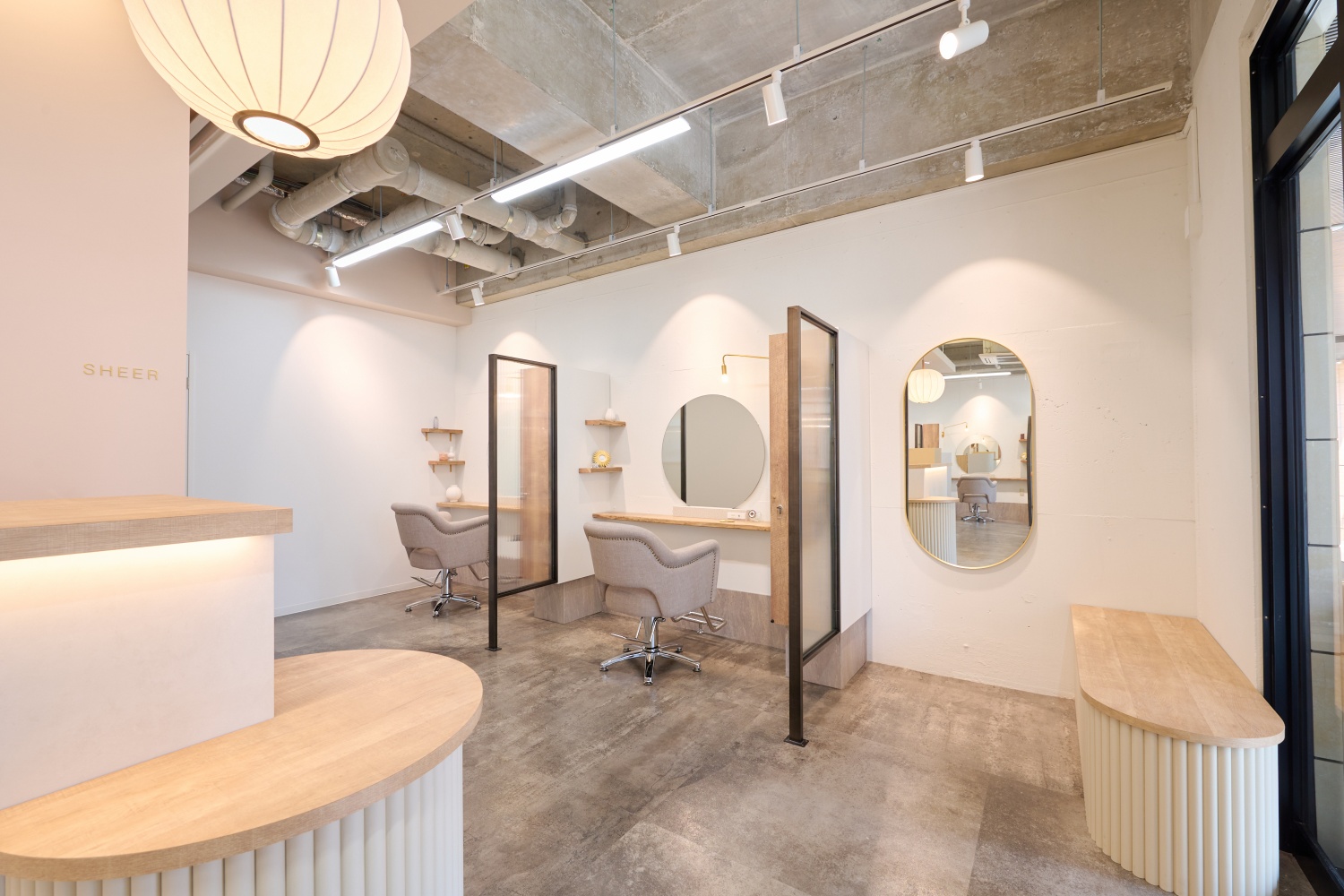 【綾瀬】◆産休育休実績あり・有給取得率100％・19時までに退勤可能・社会保険完備◆抜群の待遇がオススメポイント！半個室の店内で、ひとり一人のお客様としっかり向きえます。豊富な薬剤のラインナップがあります！「SHEER 綾瀬店（シアアヤセテン）」からスタイリスト（美容師）の求人☆★