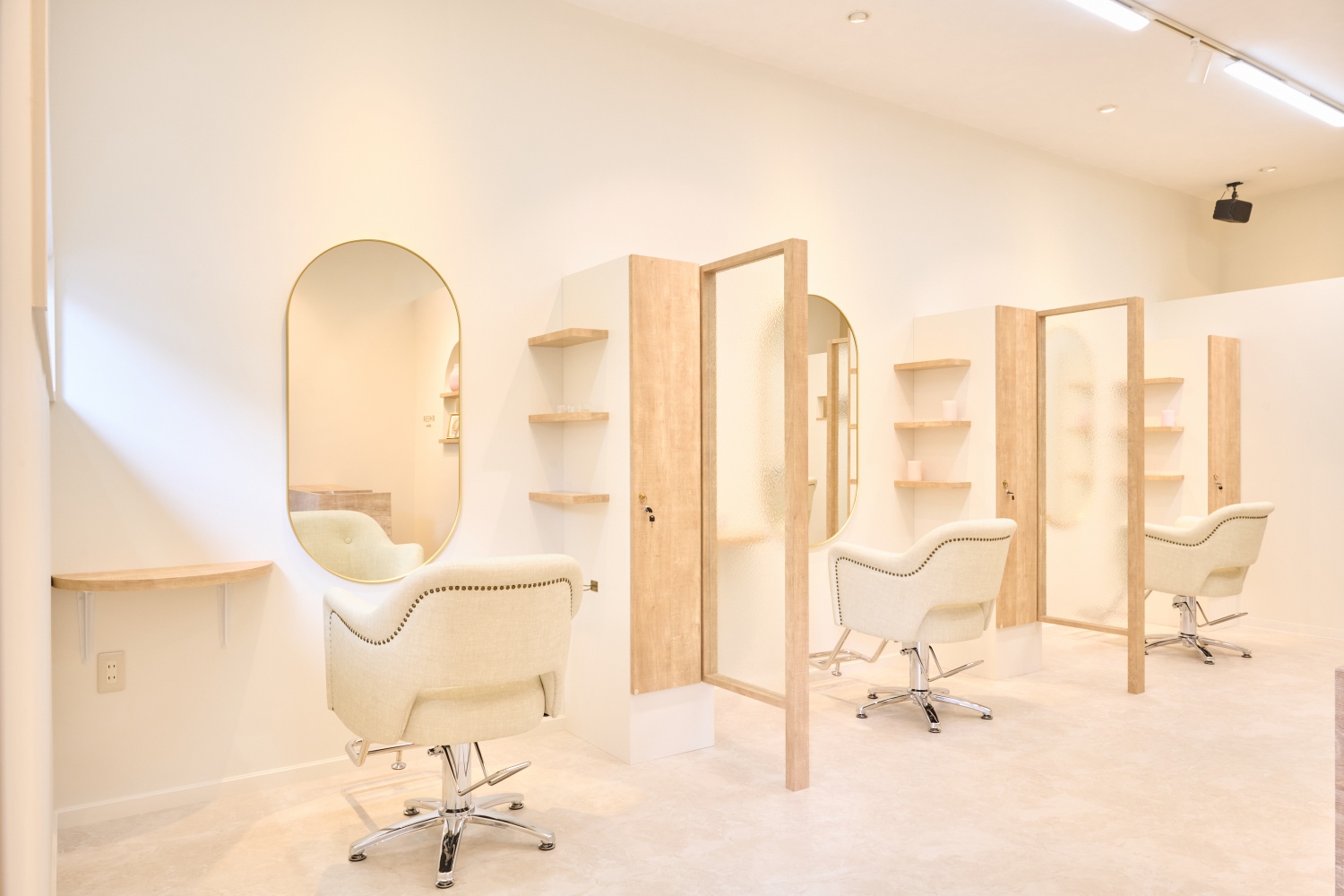 【新小岩】◆産休育休実績あり・有給取得率100％・19時までに退勤可能・社会保険完備◆半個室の店内で、ひとり一人のお客様としっかり向きえます。幅広い薬剤のラインナップでお客様満足度を高められます！「SHEER alun 新小岩店（シアアルンシンコイワテン）」からスタイリスト（美容師）の求人☆★