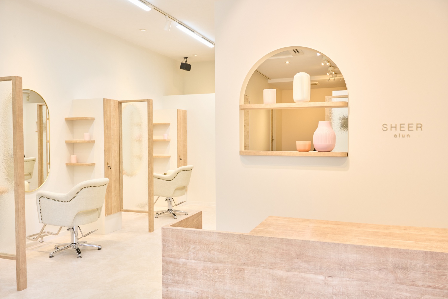 【新小岩】◆産休育休実績あり・有給取得率100％・19時までに退勤可能・社会保険完備◆半個室の店内で、ひとり一人のお客様としっかり向きえます。幅広い薬剤のラインナップでお客様満足度を高められます！「SHEER alun 新小岩店（シアアルンシンコイワテン）」からスタイリスト（美容師）の求人☆★