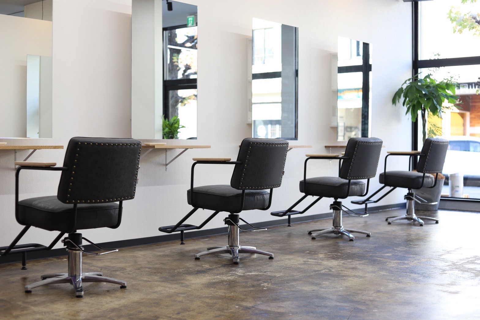 【北長瀬】≪社会保険完備≫≪土日休みどちらか相談可能≫≪平均月給30万円≫≪社内独立OK≫平均月給30~50万円以上を目指せる!実力派スタイリストが多数在籍、外部講習などスキルアップサポートがある環境!ヘアサロン「sol(ソル)」からスタイリスト(美容師)の求人☆★