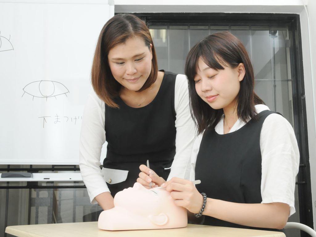 【心斎橋】≪まつパ・アイブロウ専任でもOK≫≪月に2回まで土日休みOK≫≪連休も取得可能≫≪社会保険完備≫≪休日数選択OK≫≪モデルサポートあり≫≪営業中レッスンOK≫お客様は30代女性の方が多いです！落ち着いた雰囲気のサロンさんで働いてみませんか？「Spice（スパイス）」からアイリスト（アイデザイナー・まつ毛エクステ）の求人☆☆