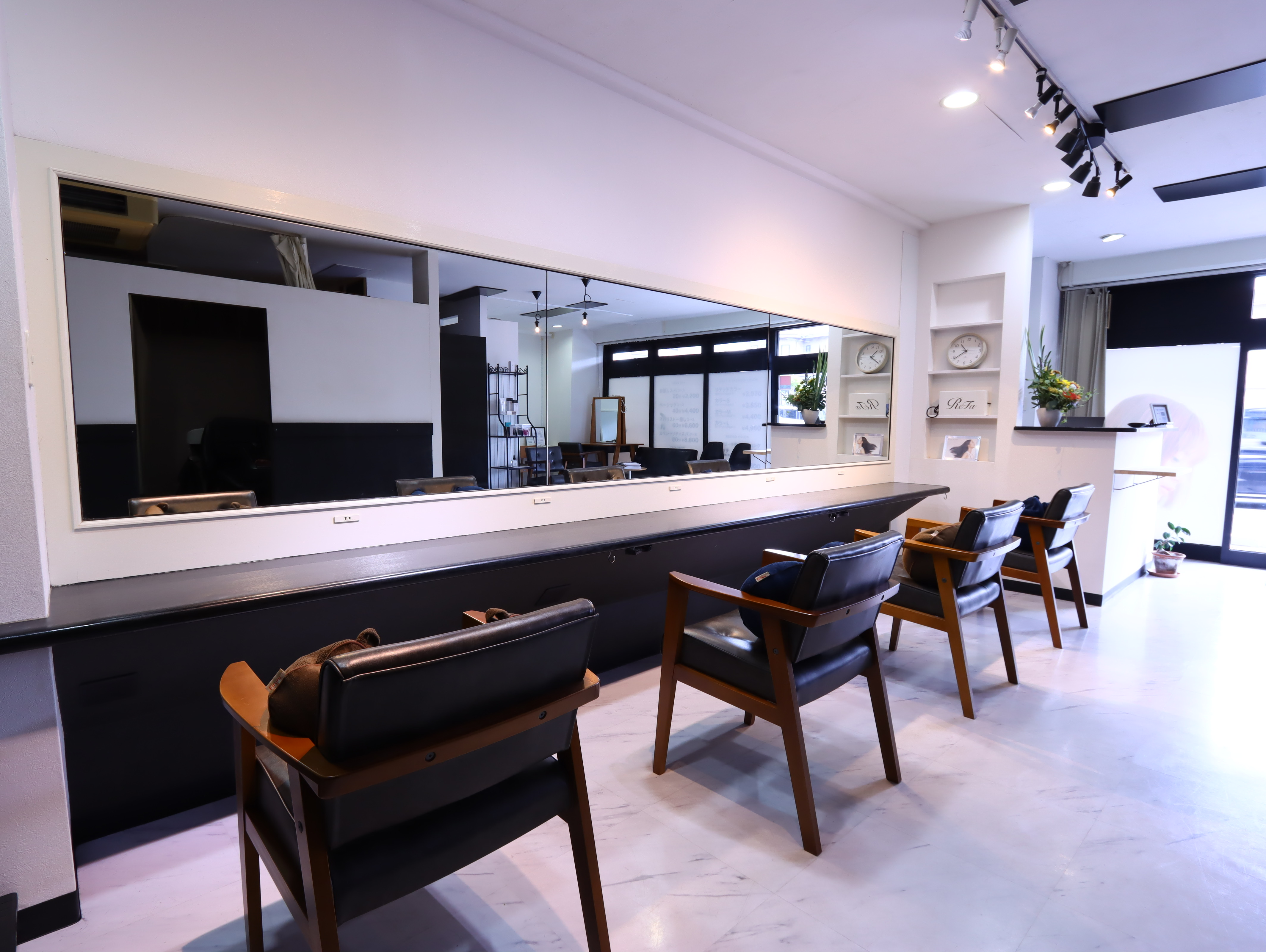 【大道町】≪社会保険完備・基本残業なし・カラー専門店≫あなたのライフスタイルに合わせた働き方が選択可能！！幅広いメニューが幅広い年代のお客様に愛されるヘアサロン「3’s color（サンズカラー）」からアシスタント（美容師）の求人☆★