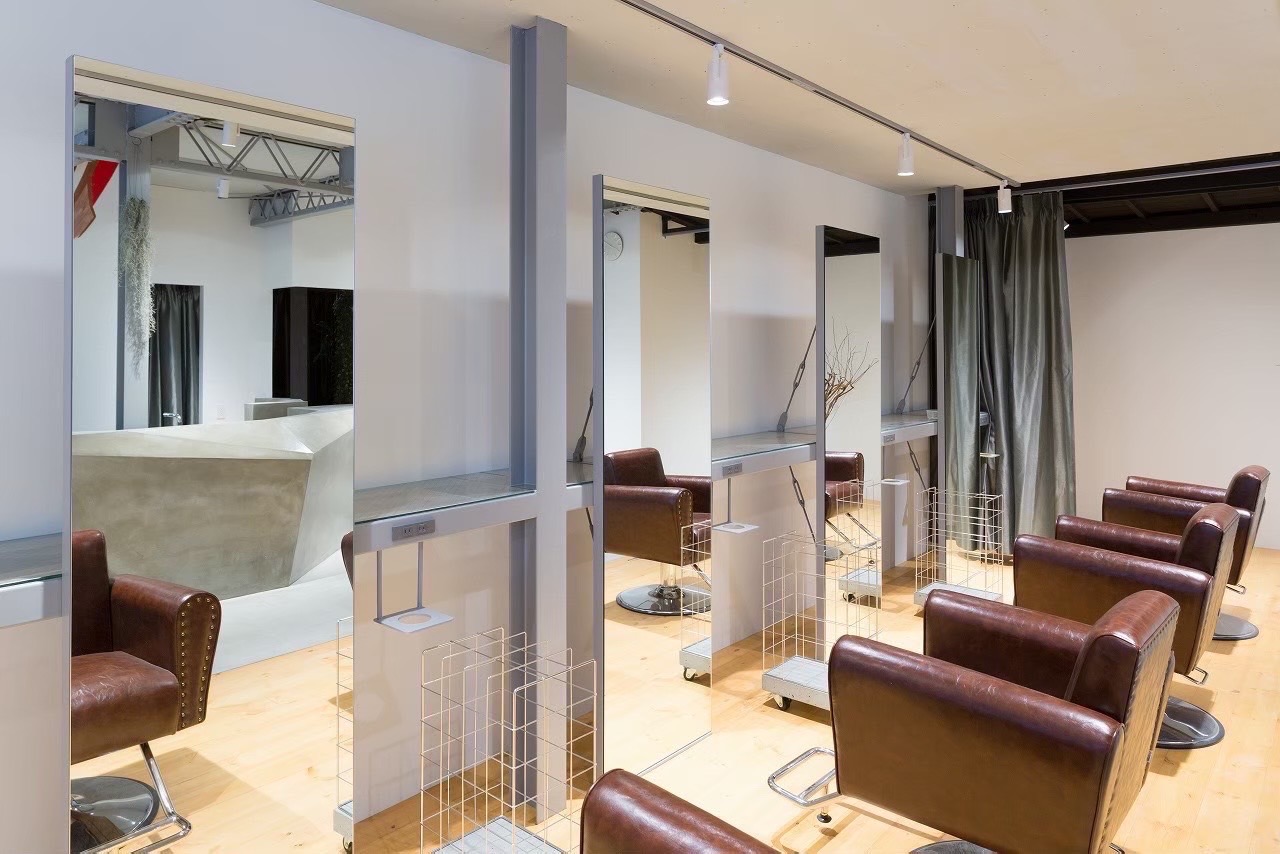 【北野白梅町】≪社会保険完備≫≪着付けやメイクも学べる≫≪住宅手当あり≫≪レッスンは外部講習≫丁寧なカウンセリングと確かな技術力がウリ！内装もアートのようでとてもオシャレです！「eN la vida（エンラビーダ）」からスタイリスト（美容師）の求人☆★