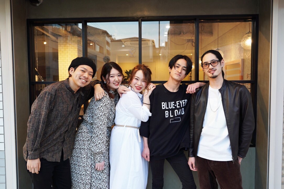 【阪急伊丹駅】≪社会保険完備・19時頃に退勤可能・有給休暇あり≫離職率が低く、スタッフ思いの社風で居心地が良いサロンです!GW休暇や誕生日休暇、創立記念休暇などお休みも充実!パーマ無し、カットカラーに特化したトレンド発信サロン!ハイトーンカラーが得意なのでカラー好きの方にオススメ!「Kir'oom 伊丹船原店(キールームイタミフナハラテン)」からアシスタント(美容師)の求人☆★