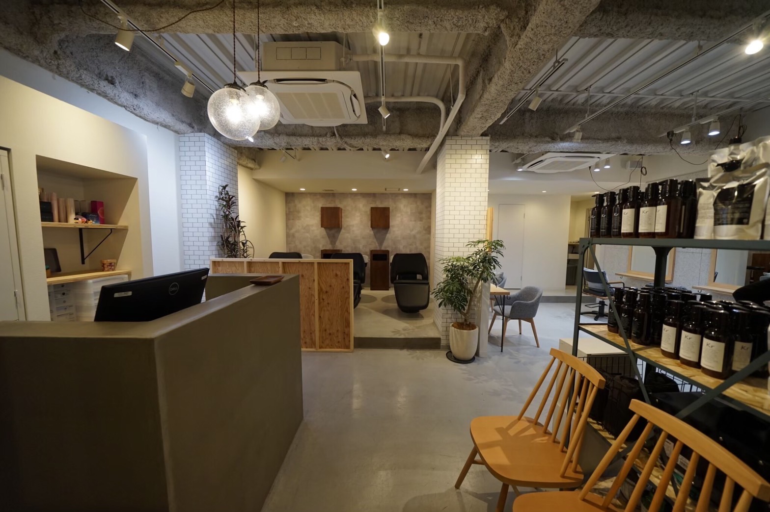 【阪急伊丹駅】≪社会保険完備・19時頃に退勤可能・有給休暇あり≫離職率が低く、スタッフ思いの社風で居心地が良いサロンです!GW休暇や誕生日休暇、創立記念休暇などお休みも充実!パーマ無し、カットカラーに特化したトレンド発信サロン!ハイトーンカラーが得意なのでカラー好きの方にオススメ!「Kir'oom 伊丹船原店(キールームイタミフナハラテン)」からアシスタント(美容師)の求人☆★