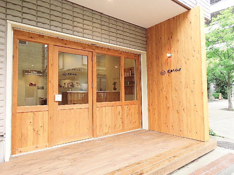 【上大岡】≪完全週休2日制・髪質改善がウリ・完全マンツーマン≫集客に力を入れているので、収入も安定!上質なケアが人気の「emue 上大岡店(エミューカミオオオカテン)」からスタイリスト(美容師)の求人☆★