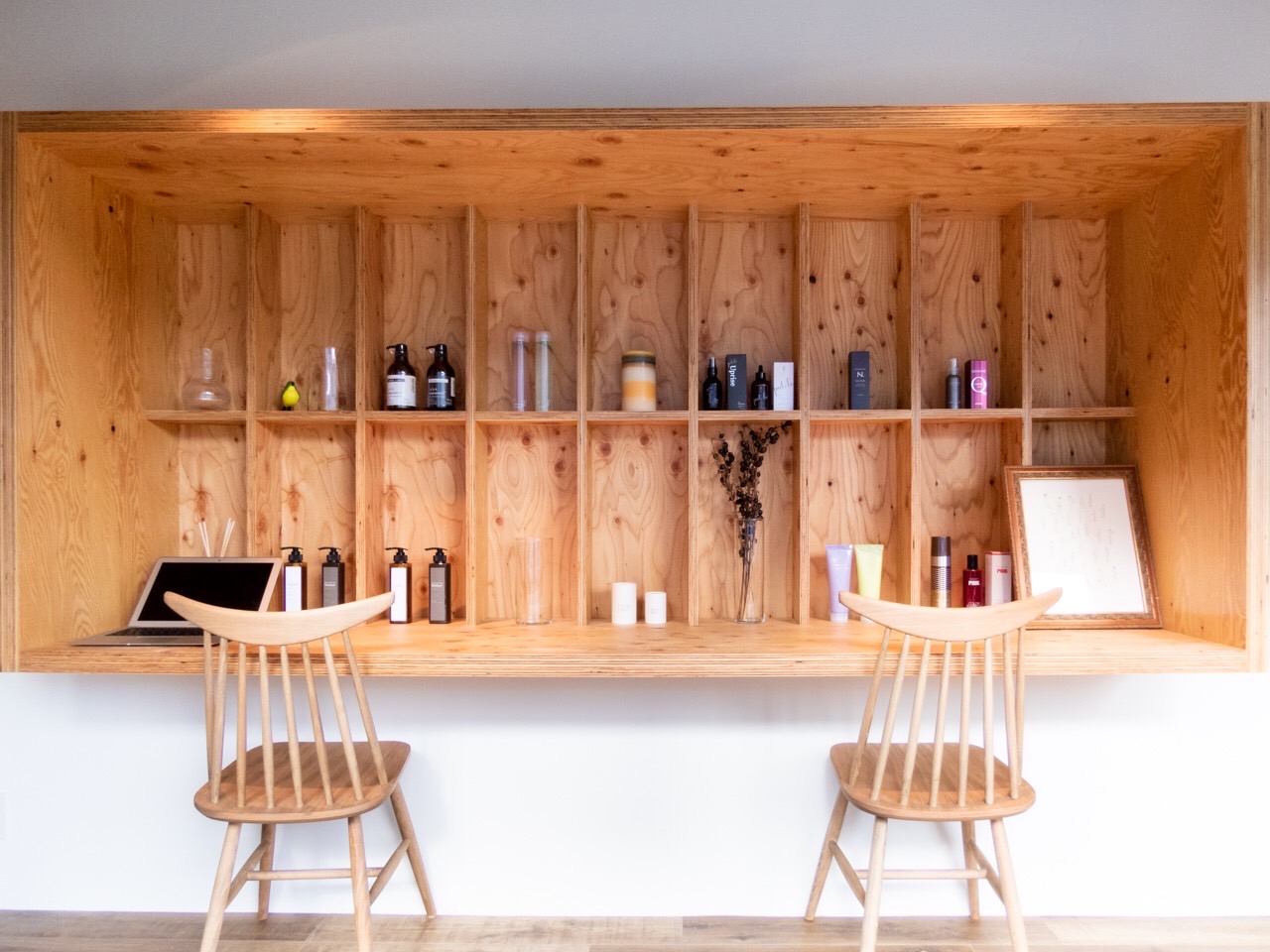 【石橋阪大前】≪完全週休2日制≫≪月給30万円以上も可能≫≪20時頃に退勤可能≫半個室、マンツーマンでの接客で一人ひとりのお客さまを大事に働けるプライベートサロン!ハイトーンカラー、髪質改善など人気メニューも多数あります!「Hollow(ハロー)」スタイリスト(美容師)の求人☆☆