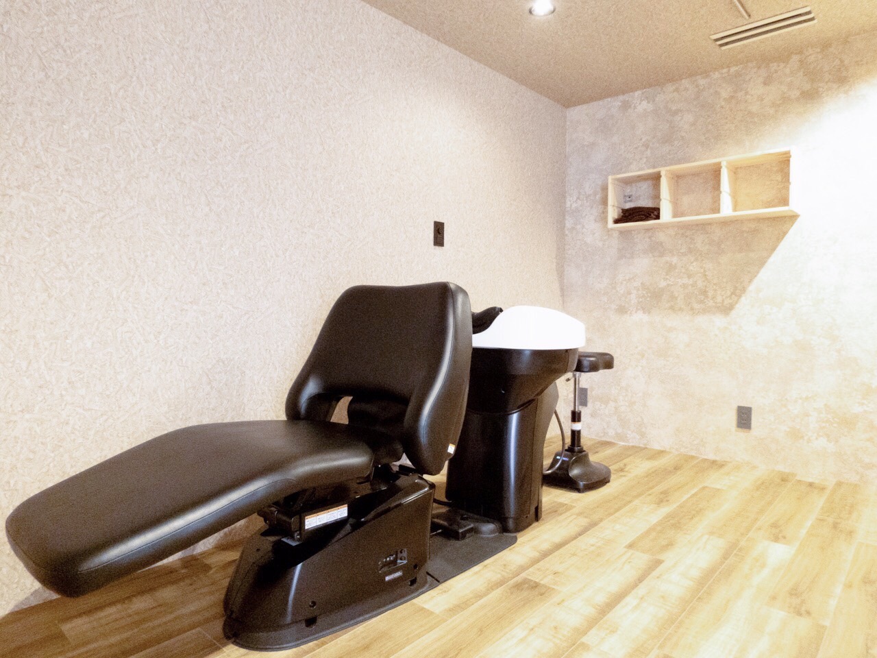 【石橋阪大前】≪完全週休2日制≫≪月給30万円以上も可能≫≪20時頃に退勤可能≫半個室、マンツーマンでの接客で一人ひとりのお客さまを大事に働けるプライベートサロン!ハイトーンカラー、髪質改善など人気メニューも多数あります!「Hollow(ハロー)」スタイリスト(美容師)の求人☆☆