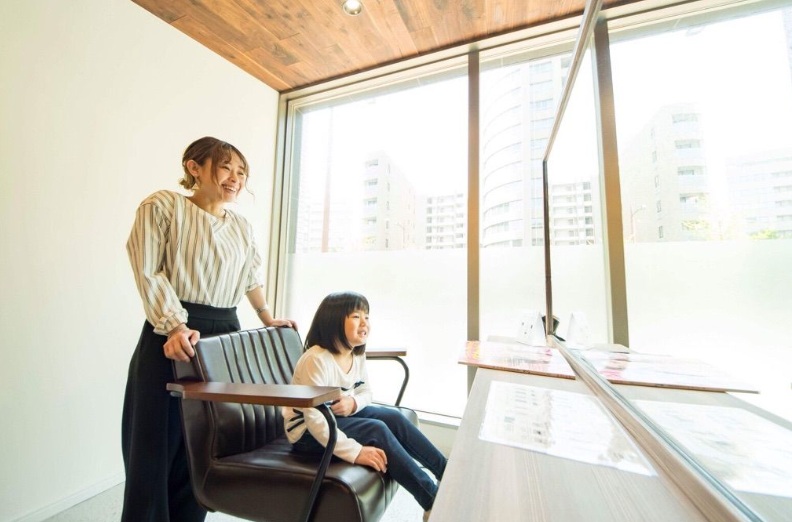 【赤坂大手門】≪最低保証給あり・土日祝のお休みOK≫スタッフみんなが働きやすい環境を目指している「Nicca by leon（ニッカバイレオン）」からスタイリスト（美容師）の求人☆★