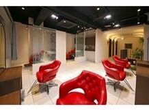 【川西能勢口】≪社会保険完備≫≪営業時間内で実働8時間≫≪20時までに退勤可能≫業務委託と正社員を自分のスタイルに合わせて勤務してもらえます。集客抜群で頑張り次第で40万円以上の高収入も可能です。「Minority By TOPHAIR（マイノリティーバイトップへアー）」からスタイリスト（美容師）の求人☆★