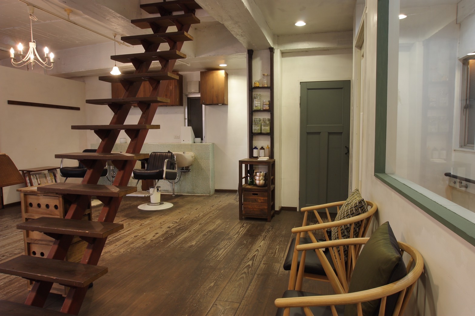 【千里山】≪週休2日制、週休3日もOK≫≪社会保険完備≫≪マンツーマン/12000円の高単価で無理なく稼げます≫手荒れに悩んでいても、技術に自信がなくても誰でも活躍できるサロン!土日もお休みが取れるからプライベートも我慢しなくてOK!ヘナ専門店だからシンプルメニューの少人数制プライベートサロン!「ヘナ専門店 Maif(ヘナセンモンテンマイフ」からスタイリスト・カラーリスト(美容師)の求人☆★☆