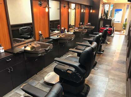 【大森】≪スタイリストデビュー最短半年≫≪アシスタントでも30万円可能≫≪土日祝は19時退勤≫≪月8日休み≫≪住宅手当あり≫≪社会保険完備≫人として、技術者として成長できる仕組みがあります。ビジネスマンもカジュアルな若者も、広く関われる「Smile hair 大森店(スマイルヘアーオオモリテン)」から理容師(理容室)の求人☆★