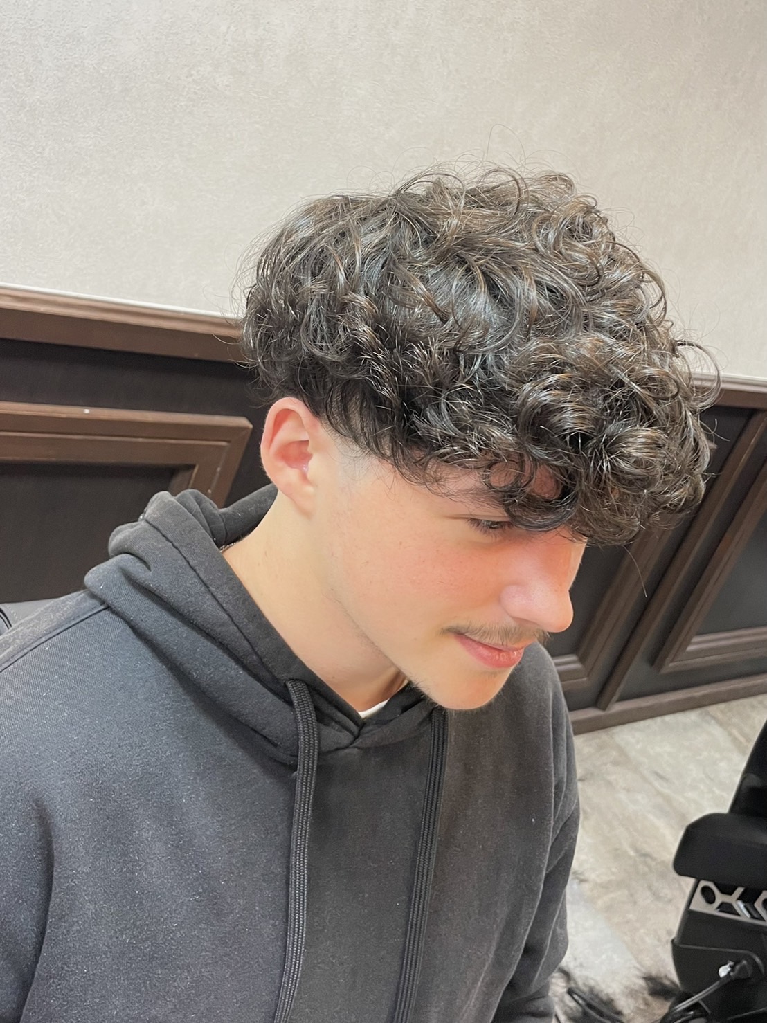 【大森】≪スタイリストデビュー最短半年≫≪アシスタントでも30万円可能≫≪土日祝は19時退勤≫≪月8日休み≫≪住宅手当あり≫≪社会保険完備≫人として、技術者として成長できる仕組みがあります。ビジネスマンもカジュアルな若者も、広く関われる「Smile hair 大森店(スマイルヘアーオオモリテン)」から理容師(理容室)の求人☆★