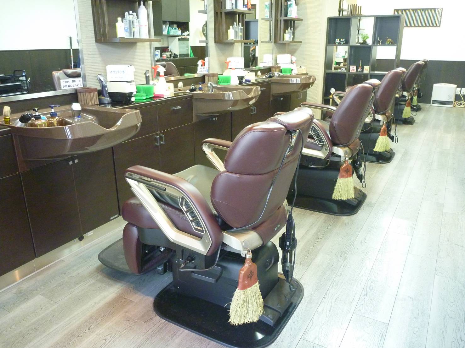 【近鉄長瀬駅】≪社会保険完備≫地域密着理美容サロン！幅広い年代のお客様に人気です！パート勤務もOK！「Moon River 長瀬店（ムーンリバーナガセテン）」からスタイリスト（美容師・理容師）の求人☆★