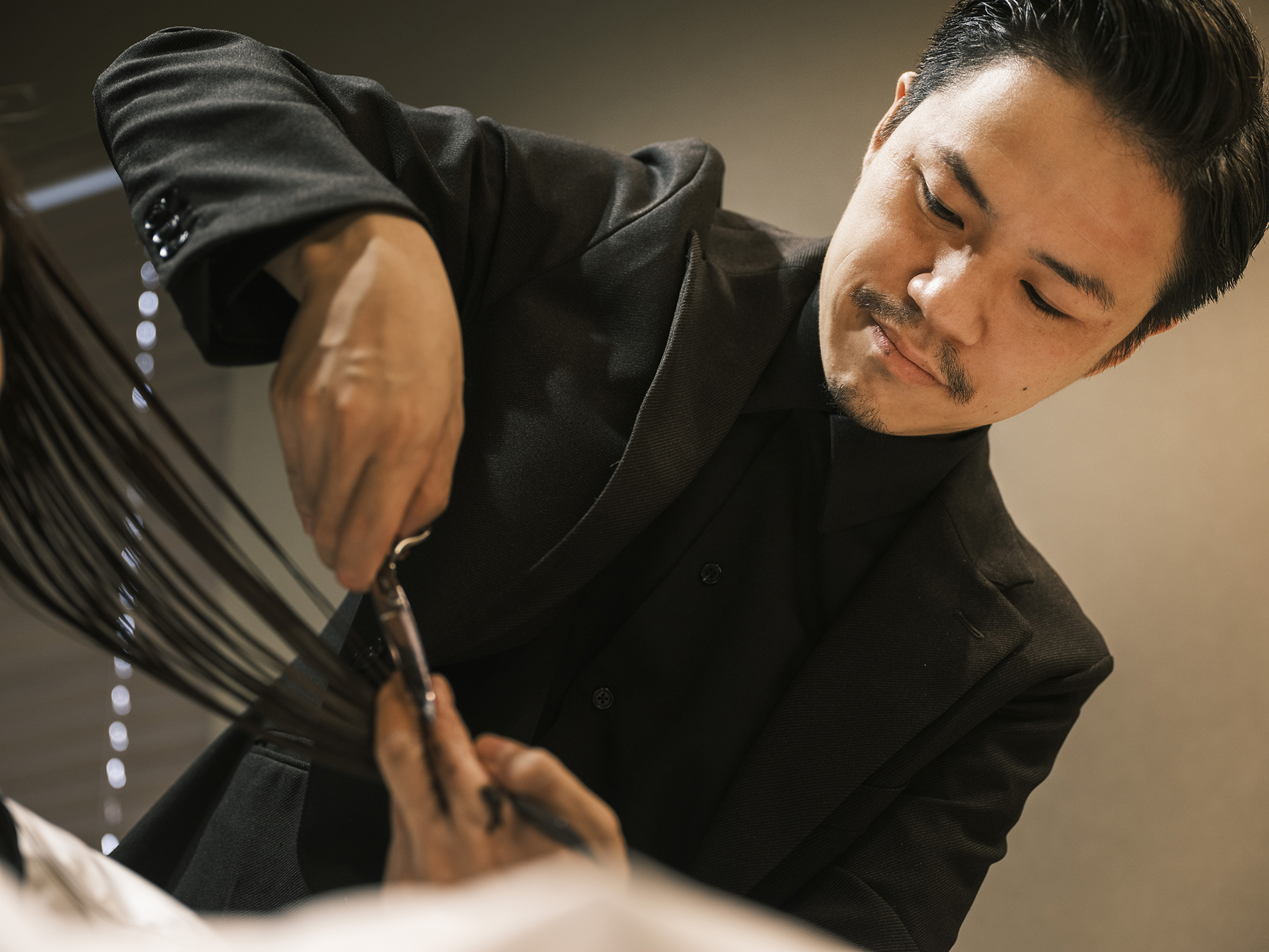 【姪浜駅】≪月給31~41万円も可能・社会保険完備・週休二日制・営業時間17時まで・社員寮あり≫美容業界では珍しい高待遇!美容師として長く活躍できるよう様々な道のりをご準備しています!「qon Hair&Care 2号店(クオンヘアアンドケアニゴウテン)」からスタイリスト(美容師)の求人★☆