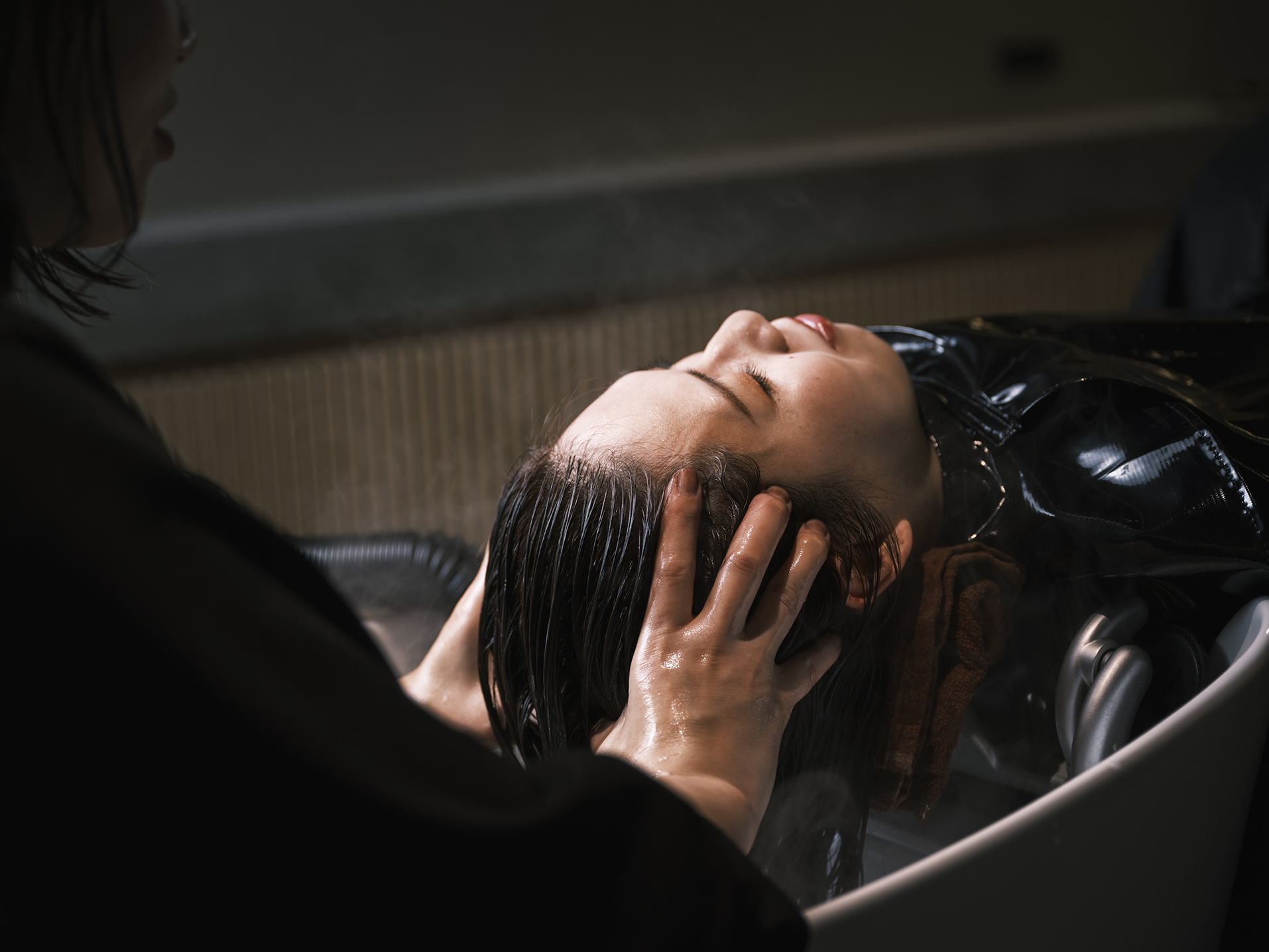 【姪浜駅】≪月給31~41万円も可能・社会保険完備・週休二日制・営業時間17時まで・社員寮あり≫美容業界では珍しい高待遇!美容師として長く活躍できるよう様々な道のりをご準備しています!「qon Hair&Care 2号店(クオンヘアアンドケアニゴウテン)」からスタイリスト(美容師)の求人★☆