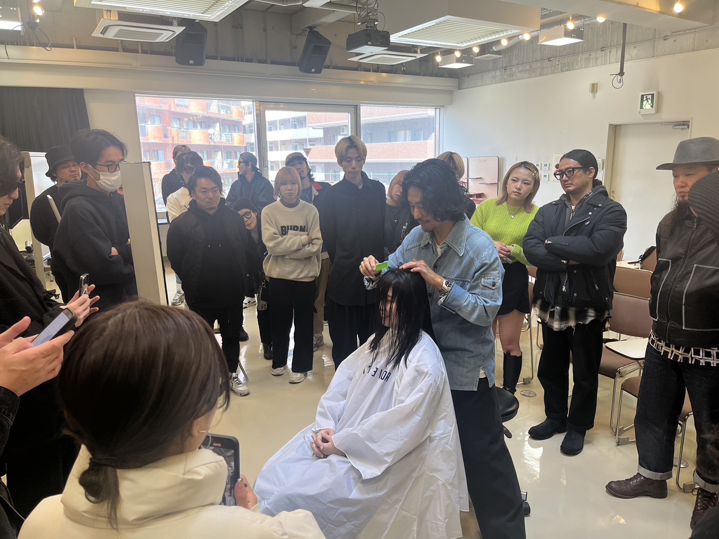 【心斎橋】≪スタッフ大募集中≫≪完全週休2日制≫≪社会保険完備≫≪土日休みも相談可能≫最短2年でデビュー可能！海外や東京の有名店で技術を学ばれたオーナーさんからレベルの高いトレンド技術を学べる！SNSの個人ブランディングも学べるサロン！「ROVERSI（ロベルシ）」からアシスタント（美容師）からの求人☆★