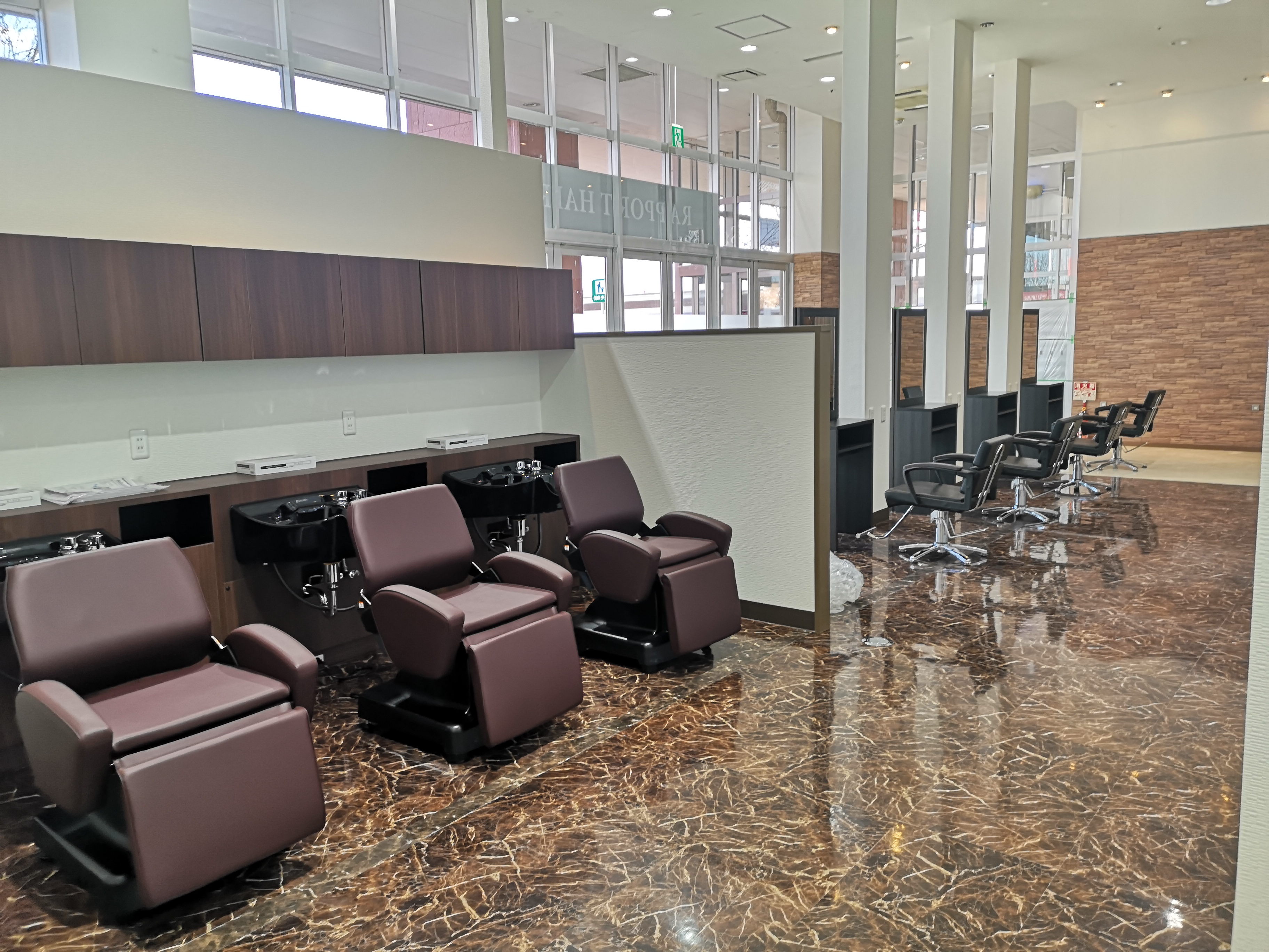 【佐沼】◆キッズルームありでお子様がいるスタッフも歓迎◆指名制ではないので、ライフスタイルに合わせた働き方ができます！ハイキャリアスタッフや一度美容師を離れてしまった方も活躍できる「RAPPORT HAIR イオンタウン佐沼店（ラポールヘアーイオンタウンサヌマテン）」からスタイリスト（美容師）の求人☆★☆