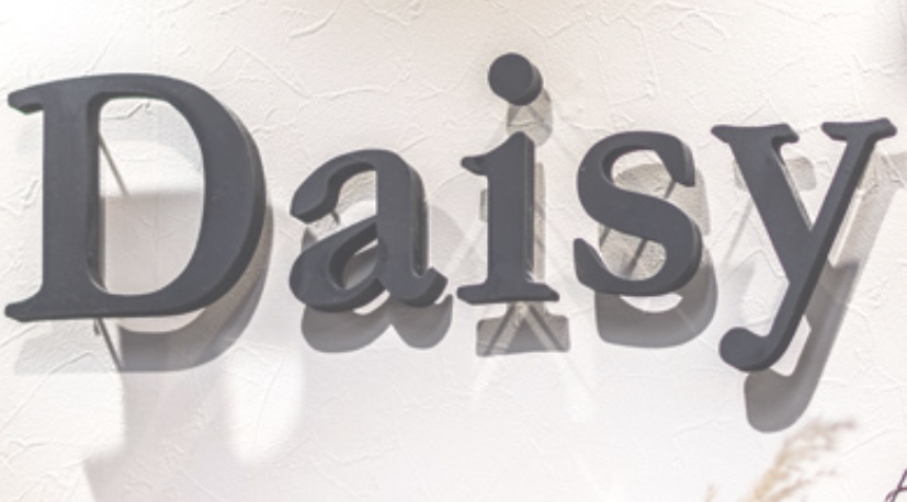 【大名】≪社会保険完備・月休7,8日・デザインカラーが人気≫レベルの高い技術、クリエイティブにもチャレンジでき大きく成長できる環境です！！10～20代のお客様をメインにトレンドスタイルをご提案！！美容の大好きなスタッフが揃いみんなでお客様を幸せにする実力派人気ヘアサロン「Daisy（デイジー）」からアシスタント（美容師）の求人☆★