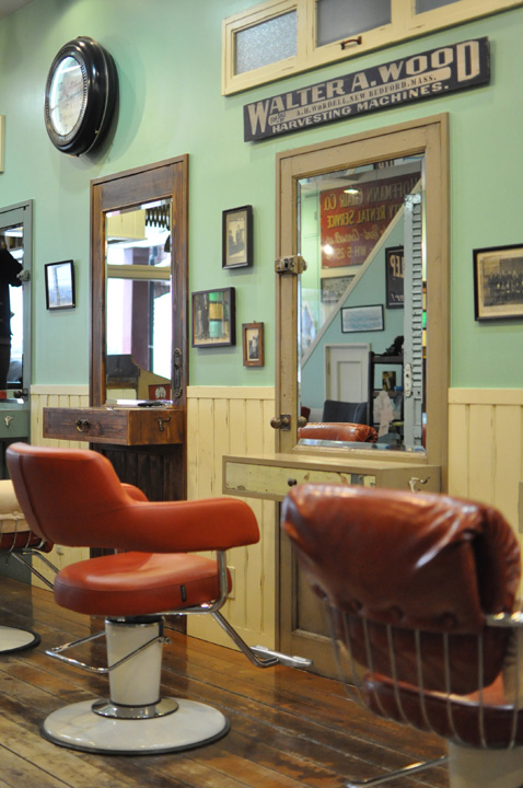 【赤坂】≪社会保険完備・月休7,8日・地域密着型≫レベルの高い技術、クリエイティブにもチャレンジでき大きく成長できる環境！！幅広い世代のお客様と関わります！！美容の大好きなスタッフが揃いみんなでお客様を幸せにする実力派ヘアサロン「BEEHIVE DELUXE（ビーハイブデラックス）」からアシスタント（美容師）の求人☆★