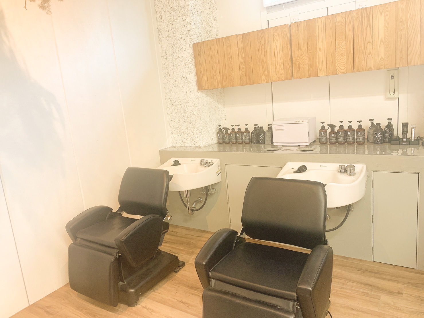 【今泉】≪プライベート充実OK・高収入も狙える≫業務委託なら売上により最大60%還元!面貸しは最大70%還元。顧客を活かし高収入を狙えます!集客好調のため、入客に不安な方も安心!!自分の時間を大事にしたいなら時短勤務可能!!施術・予約時間は無理のないように確保し、お客様の掛け持ちは基本無し!!最低保障1日1万円がある業務委託ヘアサロン「fam.(ファム)」からスタイリスト(美容師)の求人☆★