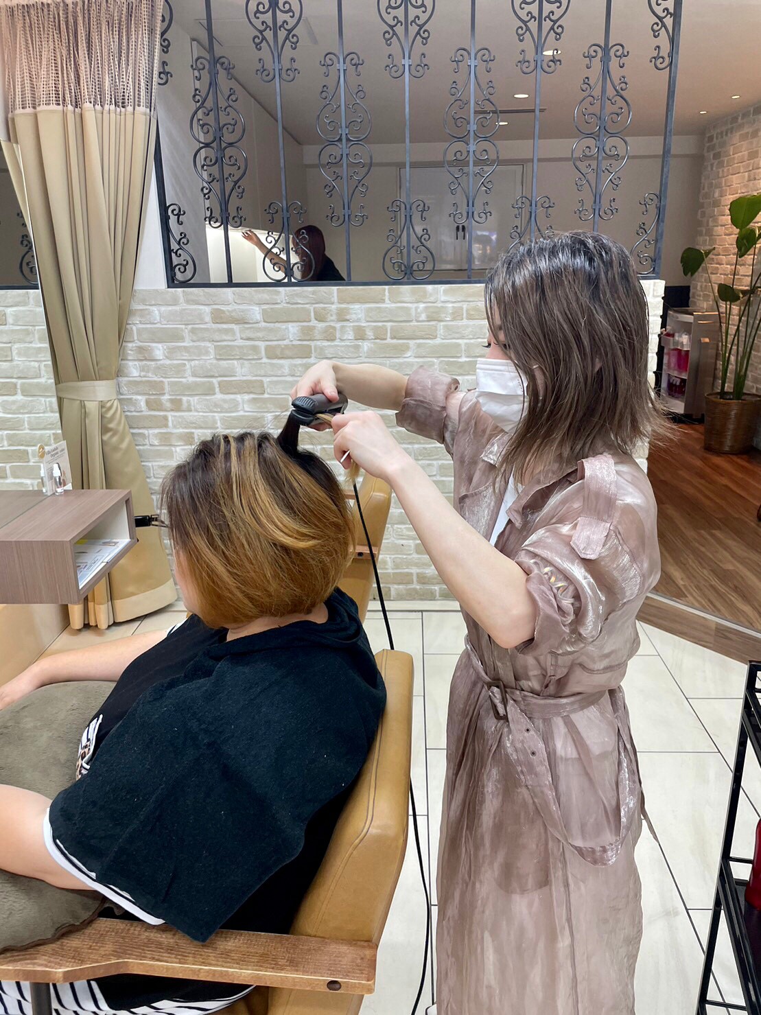 【寺田町】≪月給25万円〜≫≪平均19時半退勤≫≪社会保険完備≫普段のヘアスタイルだけでなく卒業式や成人式の着付けなど人生の大事なイベントまで幅広く関われます！ピザ半額など福利厚生も充実！「mieuxque happyhairlife（ミュークハッピーヘアライフ）」からアシスタント（美容師）の求人☆★