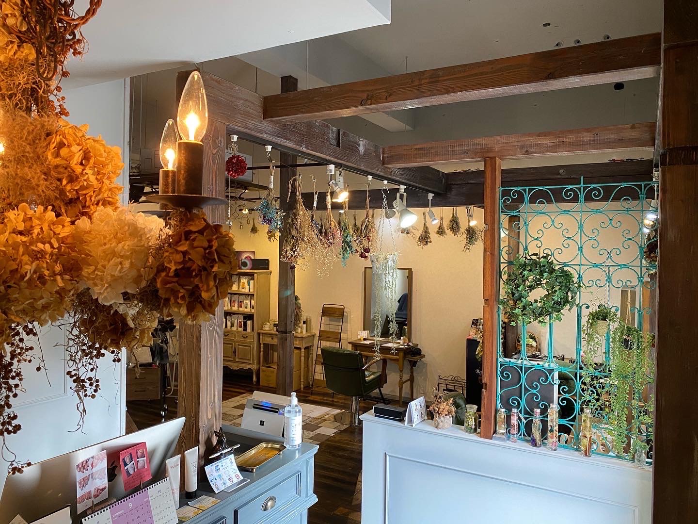 【南茨木】≪平均退社時間18時台≫≪時短勤務もOK≫≪髪質改善、ヘッドスパに注力≫≪マンツーマン施術≫≪カットカラートリートメント2時間半枠≫スタッフファーストの環境で活躍することができます!「Garden(ガーデン)」からスタイリスト(美容師)の求人☆★☆