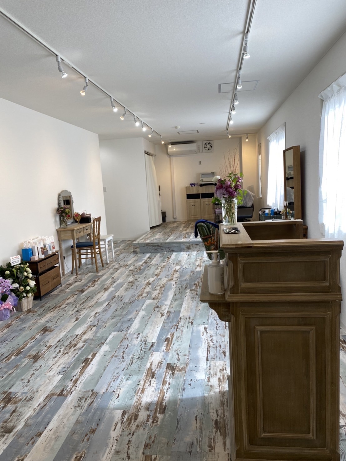 【南茨木】≪平均退社時間18時台≫≪時短勤務もOK≫≪髪質改善、ヘッドスパに注力≫≪マンツーマン施術≫≪カットカラートリートメント2時間半枠≫スタッフファーストの環境であなたの美容師経験を活かせます!「hana hair(ハナヘアー)」からスタイリスト(美容師)の求人☆★☆