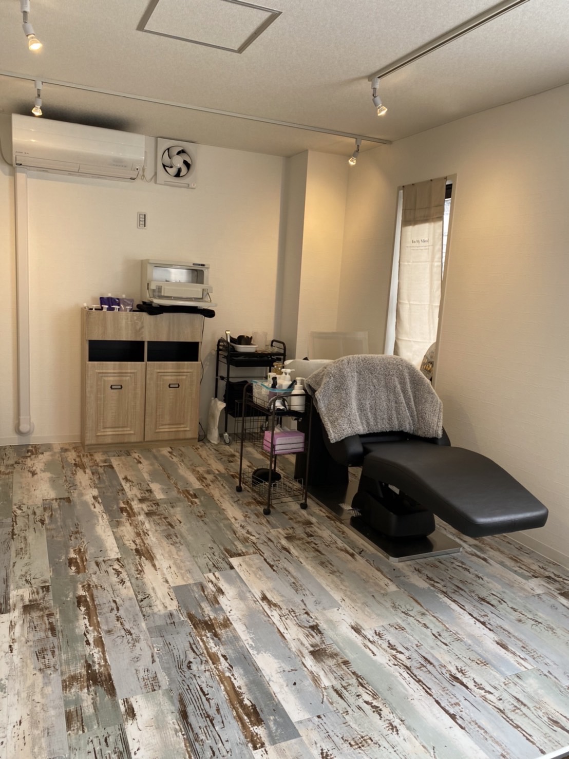 【南茨木】≪平均退社時間18時台≫≪時短勤務もOK≫≪髪質改善、ヘッドスパに注力≫≪マンツーマン施術≫≪カットカラートリートメント2時間半枠≫スタッフファーストの環境であなたの美容師経験を活かせます!「hana hair(ハナヘアー)」からスタイリスト(美容師)の求人☆★☆