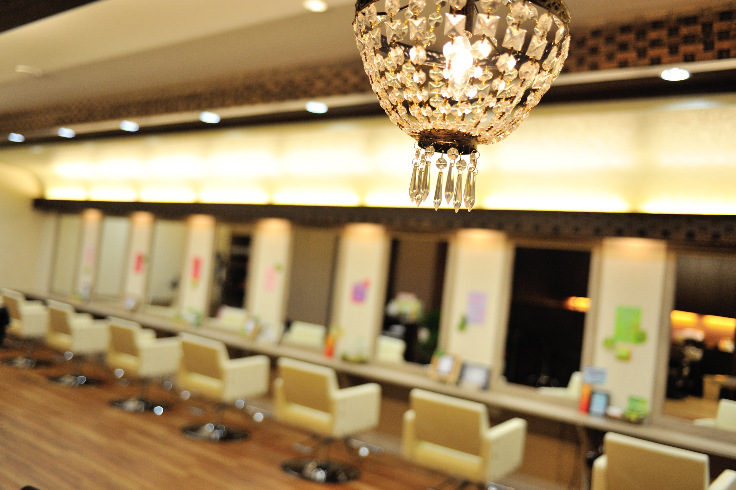 【蒲郡駅】◆ベビーシッター費用補助あり・日曜定休・最大月12日休み・残業ほぼ無し・社会保険完備◆指名なし・予約なしでプライベートの予定も立てやすい！パートさんの急なお休みにも対応できる環境が人気！色々なキャリアのスタッフさんが活躍お店です「Ai-ney バロー蒲郡店（アイニーバローガマゴオリテン）」からスタイリスト（美容師）の求人★☆