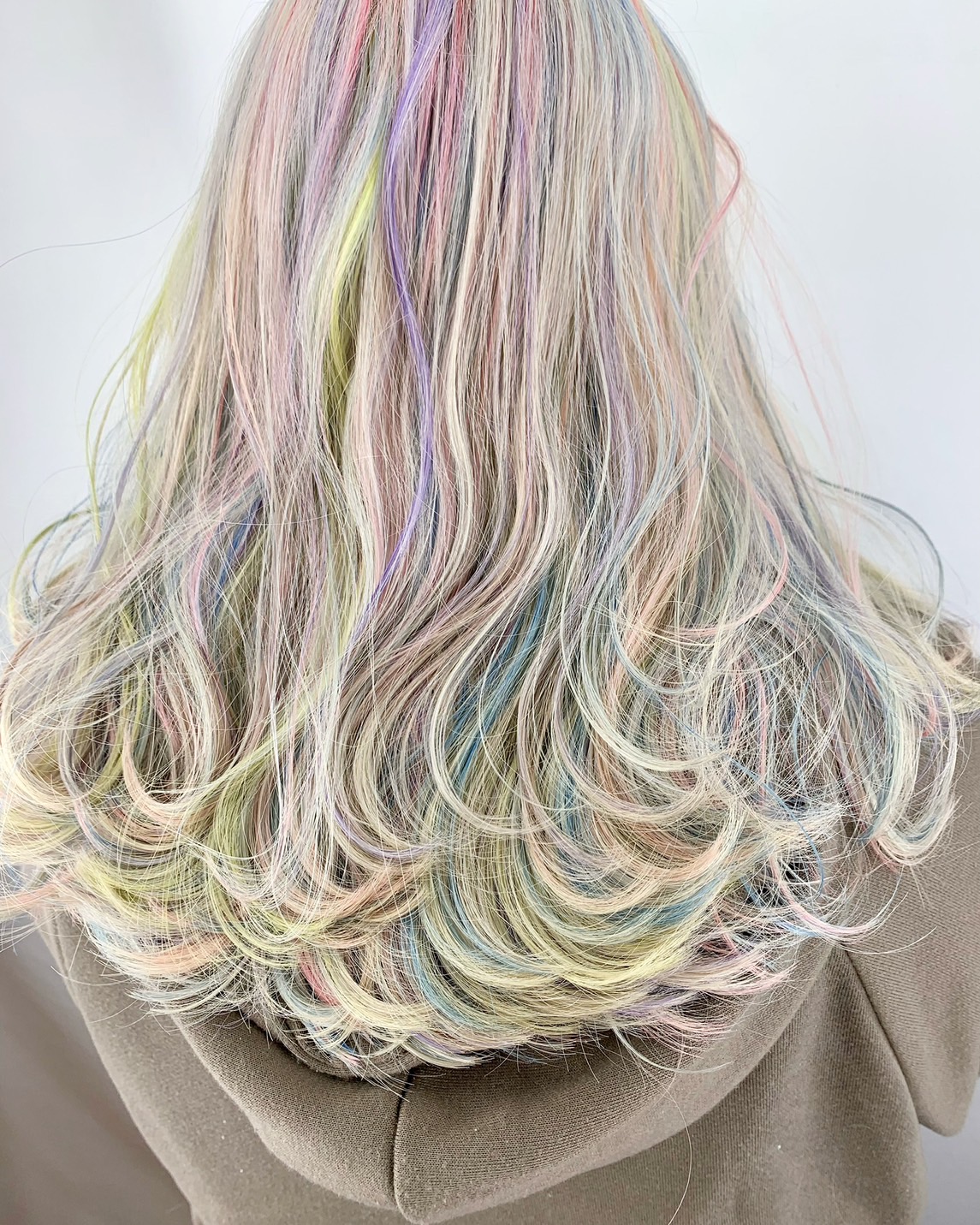 【横浜駅】≪年間休日120日・デザインカラーがウリ・客層20代メイン≫スタッフがしっかり休むことで、お客様とよりしっかり向き合えます！整えられた環境で安心して働けるサロン「SEED by shamrock（シードバイシャムロック）」からスタイリスト（美容師）の求人☆★☆