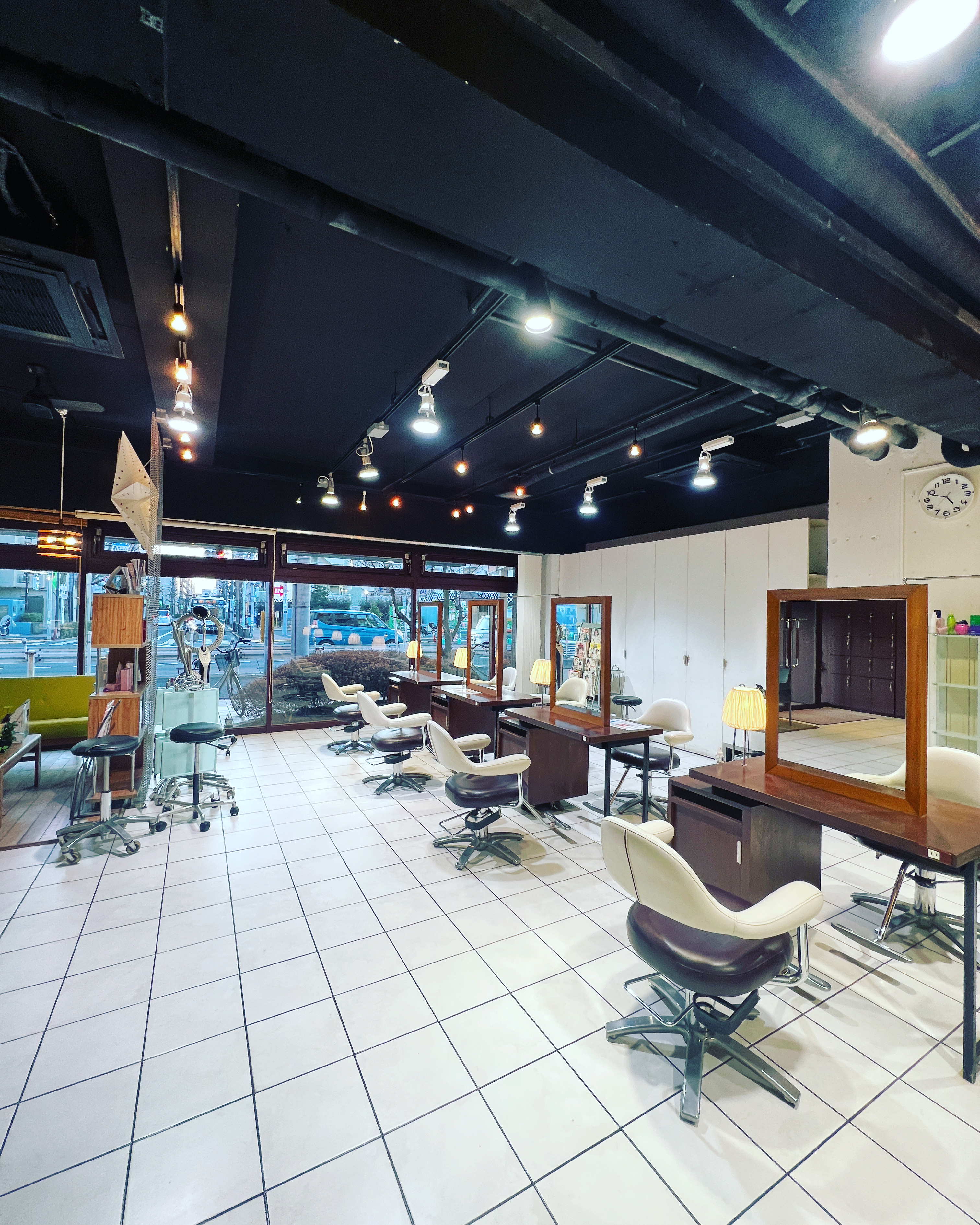 【三鷹駅】≪完全週休2日制・20時までに退勤可能・有給取得率9割以上！・営業時間中レッスンOK≫幅広い年齢層のお客様を入客できる！創業から長く続く、地域密着のおしゃれなサロン！「mannish 吉祥寺北町店（マニッシュキチジョウジキタマチテン）」からアシスタント（美容師）の求人☆★