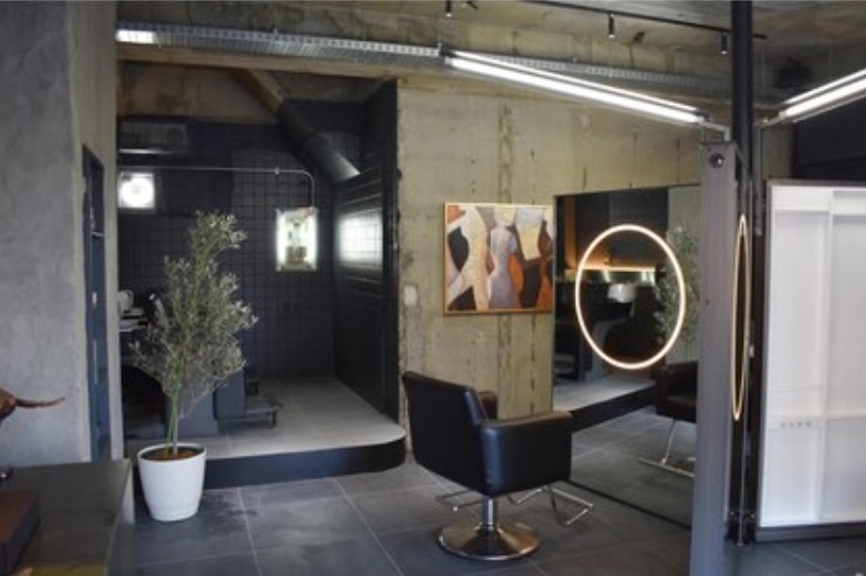 【伊丹駅】カット、縮毛矯正が人気！ブランクがある方も、お子さんのいるママさん美容師さんも大歓迎！ライフスタイルに合わせた働き方が出来る働きやすいお店作りをしています！「PLATINUM（プラチナム）」からアシスタント（美容師）の求人☆★