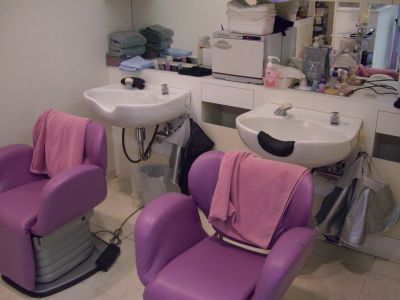 【上野芝】地域密着で幅広い年代のお客様に人気のアットホームサロン☆女性スタッフだけの小規模サロン☆ほぼ営業時間通りに終わるので、プライベートも充実させながら、のびのびお仕事が出来ますよ♪スタイリスト(美容師)の求人☆☆