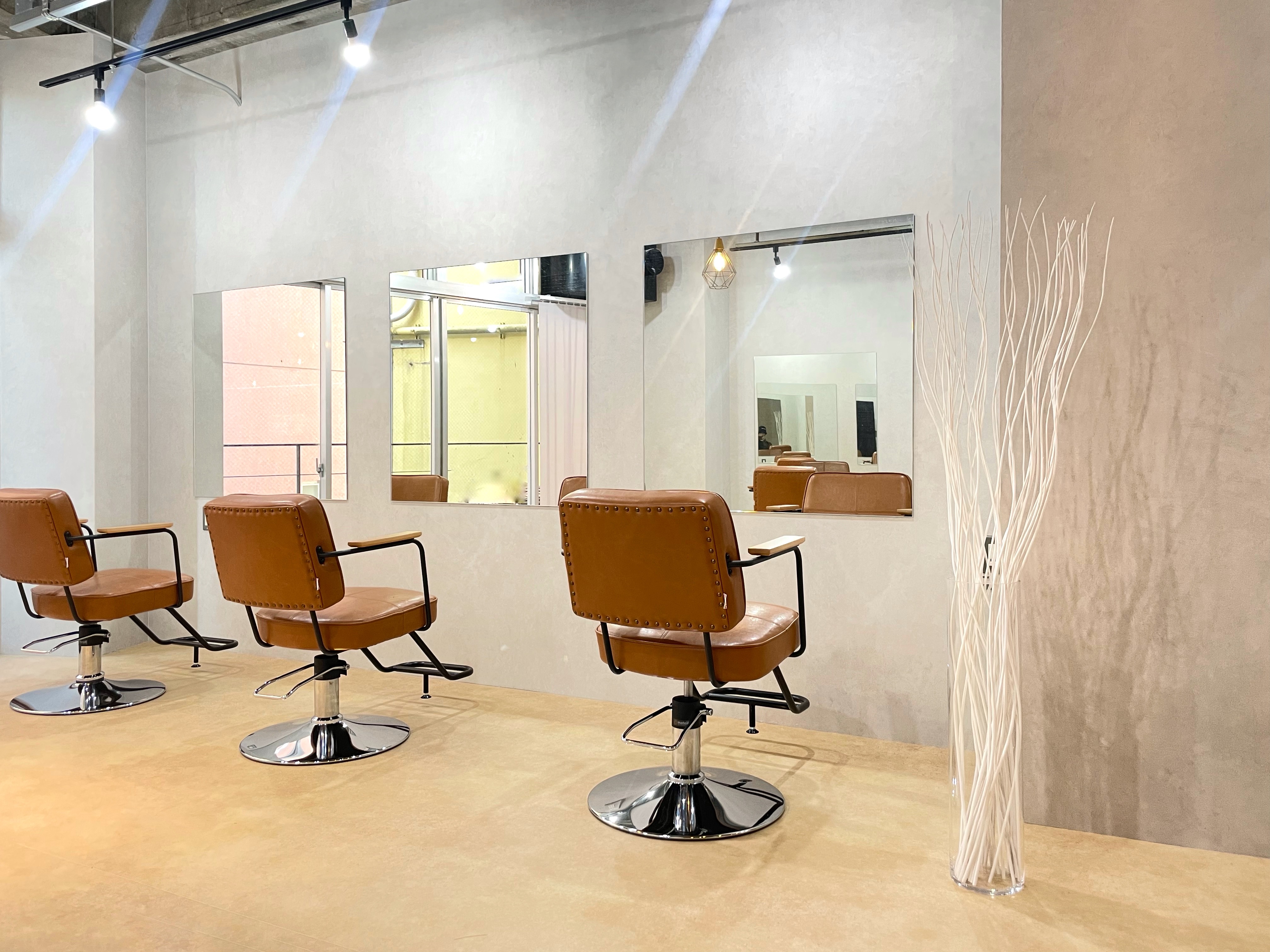 【三宮】≪マンツーマン施術≫≪平均単価1万円以上≫≪取り扱い商材豊富≫≪基本給30万円プランあり≫ワンカラー・パーマ2時間枠／ダブルカラー3時間枠と時間に縛られず施術ができる！仕事もプライベートも楽しみながら成長できる環境です！「mellow（メロウ）」からスタイリスト（美容師）の求人☆★