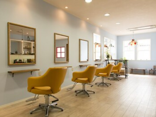 【岡場】定休日無し!自由にシフト組めるプライベートサロン。がっつり入りたい方も、お子さんが居るママさんも大歓迎!ライフスタイルに合わせた勤務をしてもらえます!「kinaco..(キナコドットドット)」からスタイリスト(美容師)の求人☆☆