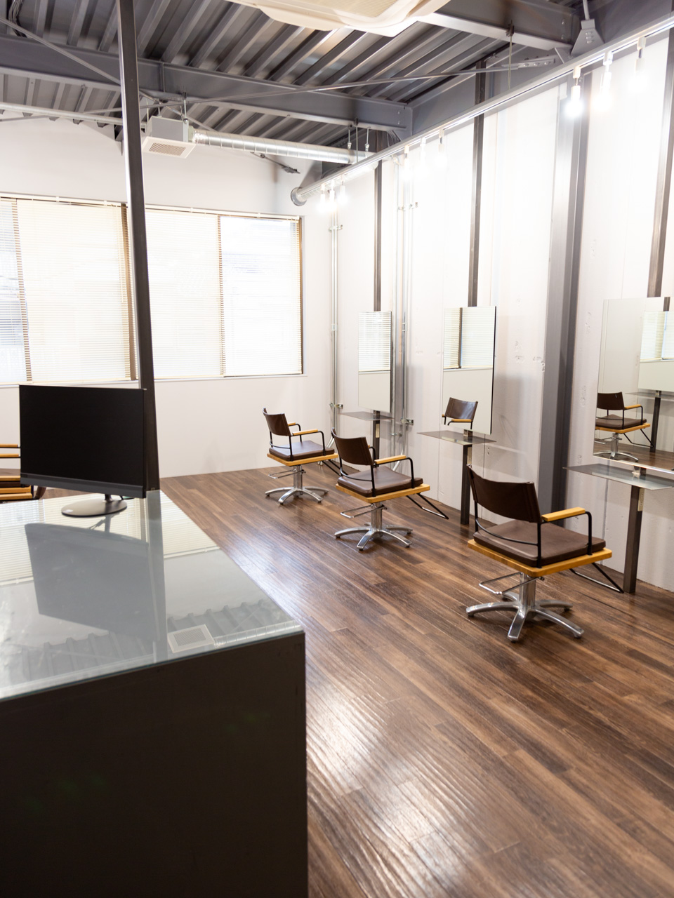 【烏丸】≪最短2年でスタイリストデビュー≫≪マンツーマンレッスン≫≪社会保険完備≫≪住宅手当あり≫≪夏季冬季休暇あり≫≪カット技術と髪質改善に定評あり≫空き時間があれば営業時間内レッスンも可能!「テラ(terra)」からアシスタント(美容師)の求人☆★