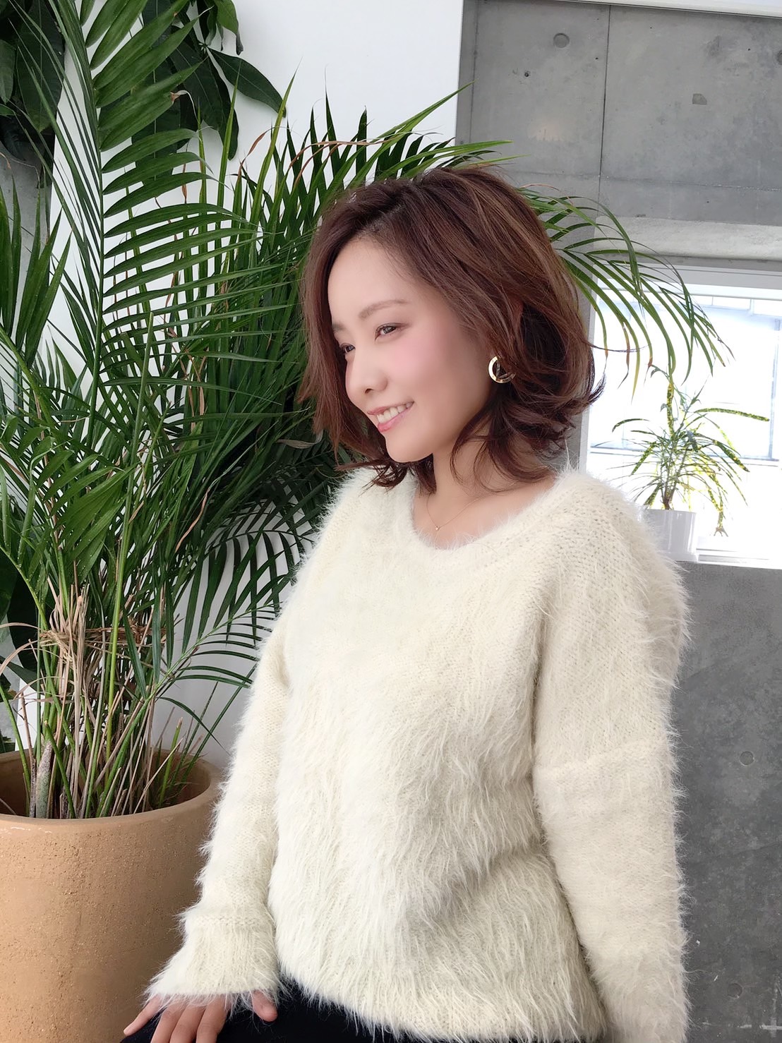 【三ノ宮】≪月給23万円≫≪社会保険完備≫≪有給休暇あり≫完全週休2日制のシフト制なので日曜休みもOK！平均退社時間が19時でプライベートも充実！マンツーマンで技術を学べる高品質サロン「cherie cheri（シェリーシェリ）」からアシスタント（美容師）の求人☆☆