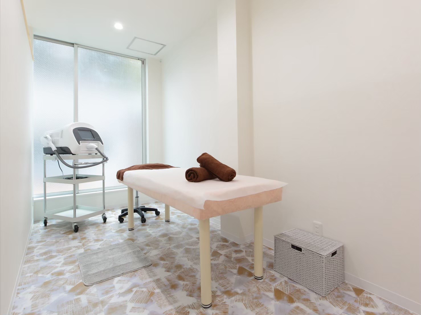 【伏見桃山】リピーターさんにも愛される脱毛併設のトータルビューティーサロン！≪社会保険完備≫≪実働8時間≫≪土日は19時退勤OK≫働きやすさ抜群！パリジェンヌ＆フラットラッシュが人気「Ladies salon R＆N（レディースサロンアールアンドエヌ）」からアイリスト（まつげエクステ・まつげパーマ・アイブロウ）の求人☆☆