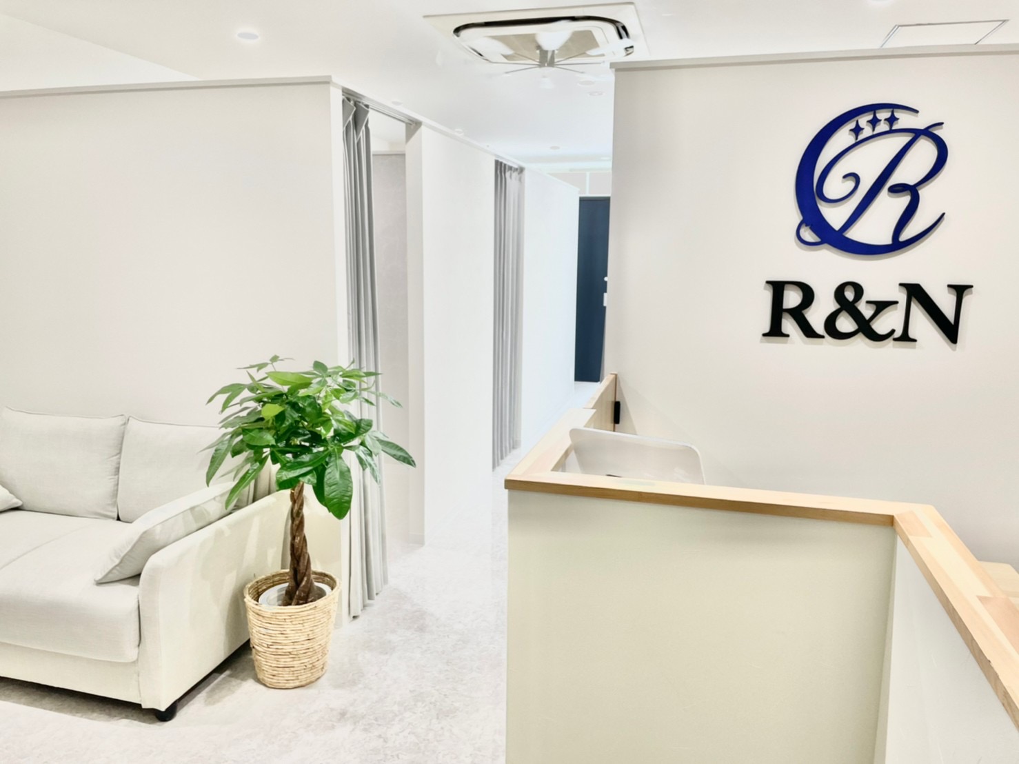 【伏見桃山】リピーターさんにも愛される脱毛併設のトータルビューティーサロン！≪社会保険完備≫≪実働8時間≫≪土日は19時退勤OK≫働きやすさ抜群！パリジェンヌ＆フラットラッシュが人気「Ladies salon R＆N（レディースサロンアールアンドエヌ）」からアイリスト（まつげエクステ・まつげパーマ・アイブロウ）の求人☆☆