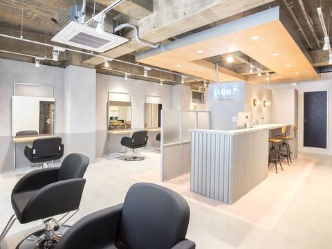 【横浜駅】 フリー40〜50％／指名47〜65％還元  保障給あり ≪20時までの勤務OK≫集客抜群！入客チャンスも多いので月収50万円以上の高収入も可能！トレンド感たっぷりの大人可愛いを提案する人気サロン「EIGHT 横浜店（エイトヨコハマテン）」からスタイリスト（美容師）の求人★☆