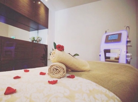 【モラージュ佐賀】≪社会保険完備・残業やノルマなし・19時退勤・駐車場完備・休憩1時間・車通勤OK・ネイル髪色自由・SNSブログ更新なし≫研修期間中も給与発生！マツエク・エステなど多くのメニューでお客様のキレイをサポートするトータルビューティーサロン「Feaure 佐賀巨勢店（フィオーレサガコセテン）」からエステティシャンの募集☆☆