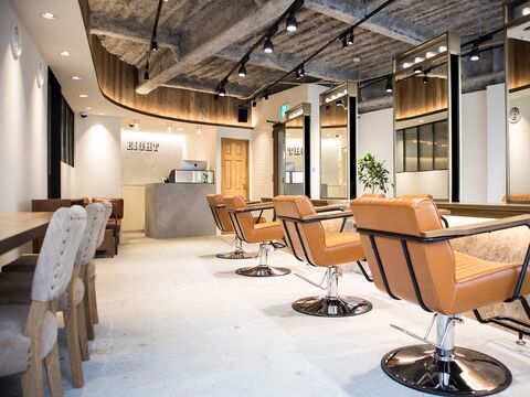 【溝の口】 フリー40〜50％／指名47〜65％還元  保障給あり ≪20時までの勤務OK≫入客チャンスが多く月収50万円以上の高収入スタッフが多数在籍！トレンド感たっぷりの大人可愛いスタイルを提案する人気サロン「EIGHT 溝の口店（エイトミゾノクチテン）」からスタイリスト（美容師）の求人★☆