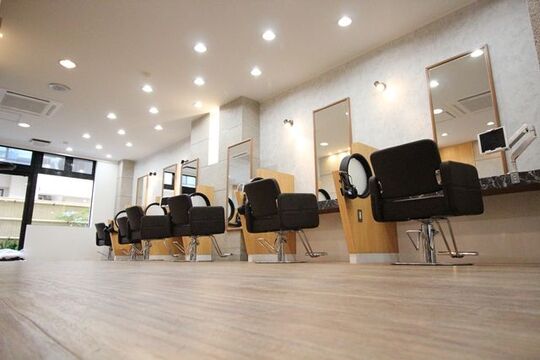 【西田辺】≪月8日休み≫≪20時迄に退勤可能≫≪残業なし≫≪賞与あり≫美容師でプライベートも充実！店内もウッドベースで広々！地域密着型アットホームサロン！「olino（オリノ）」からスタイリスト（美容師）の求人☆★