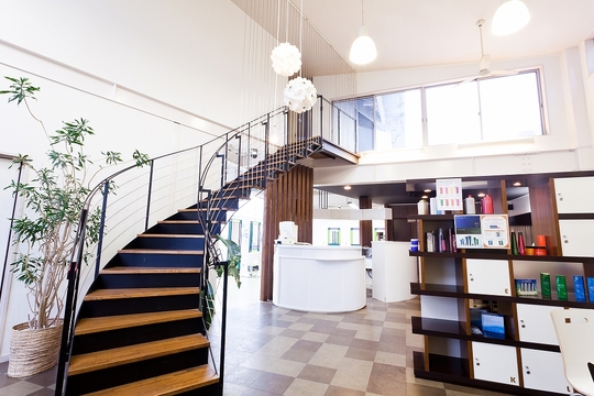 【小池】◆ベビーシッター費用補助あり・日曜保育費補助あり・最大月12日休み・残業ほぼ無し・社会保険完備・最短1年デビュー可能・営業時間内レッスンOK◆研修センターがあり、着実にスキルアップが可能！幅広い年齢層のスタッフが活躍する人気サロン「Ai-ney classy 豊橋店（アイニークラシートヨハシテン）」からアシスタント（美容師）の求人★☆